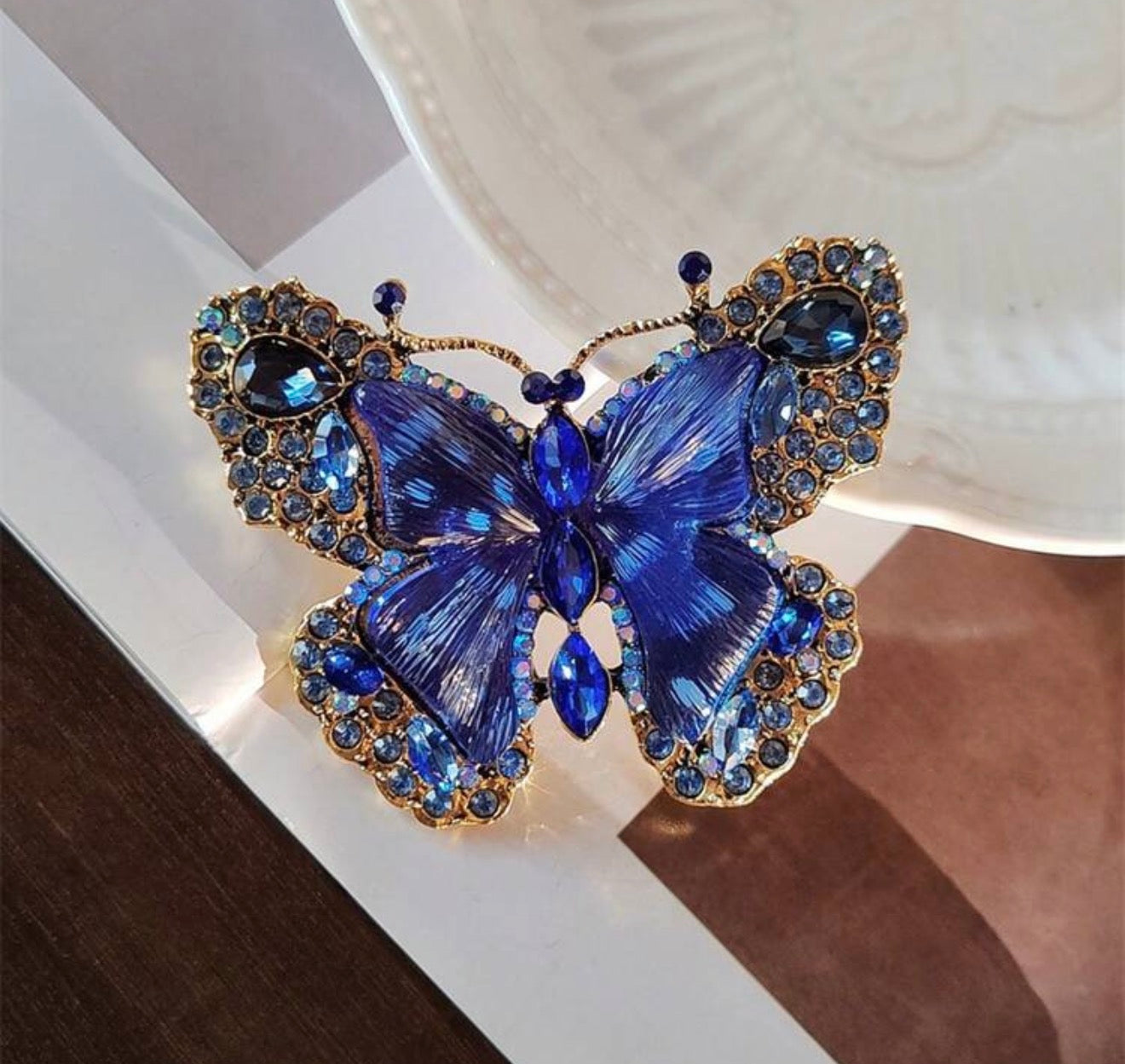 Ding brooch