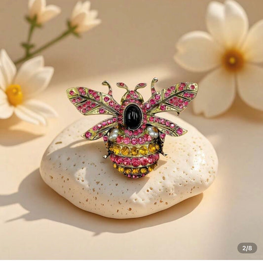 Bee brooch